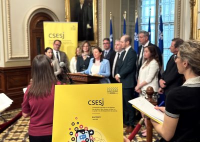 Impacts des écrans chez les jeunes : dépôt du rapport final