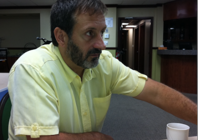 Salon de coiffure et personne non binaire : Sylvain Roy commente la controverse